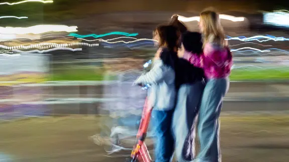 Drei Jugendliche stehen gemeinsam auf einem E-Roller. | picture alliance/dpa | Wolfram Steinberg Drei Jugendliche stehen gemeinsam auf einem E-Roller.