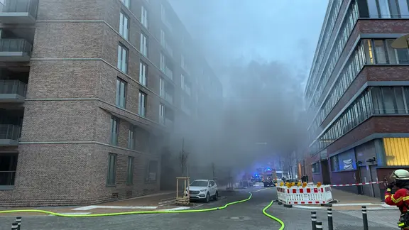 Mehrere Brände hatte es im Frühjahr 2026 an der Kieler Hörn gegeben. Nun steht ein Angeklagter vor Gericht. | Daniel Friederichs Ein Feuer an einer Schule in Kiel-Gaarden.