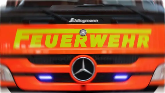 Wegen eines Feuerwehreinsatzes musste die Autobahn 33 am Montagabend gesperrt werden | NDR, Pavel Stoyan Schriftzug "Feuerwehr" ist auf der roten Motorhaube eines Feuerwehrautos zu sehen.