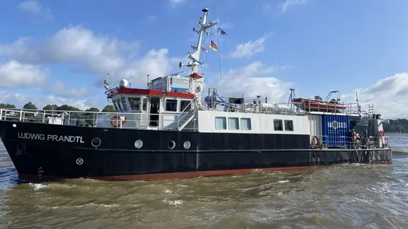 Das Forschungsschiff "Ludwig Prandtl" auf der Elbe.
