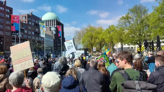 Menschen nehmen an einer Demonstration von "Fridays for Future" in Hannover teil. | NDR, Svenja Estner Menschen nehmen an einer Demonstration von "Fridays for Future" in Hannover teil.