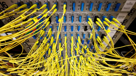 Glasfaserkabel-Patchpanels in einem Rechenzentrum. | picture alliance/dpa, Daniel Karmann Glasfaserkabel-Patchpanels in einem Rechenzentrum.