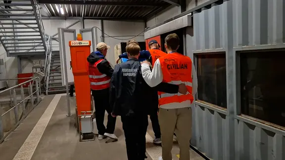 Freiwillige Helfer unterstützen eine Katastrophenschutzübung in Hamburg. | NDR/Karsten Sekund Freiwillige Helfer unterstützen eine Katastrophenschutzübung in Hamburg.