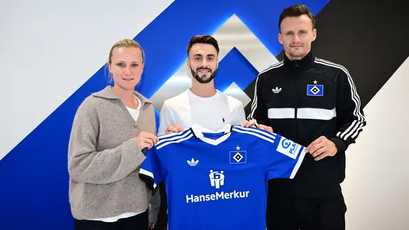 Vorständin Sport Kathleen Krüger, Neuzugang Fabio Vieira und Sportdirketor Claus Costa vom HSV (v.l.) | WITTERS Vorständin Sport Kathleen Krüger, Neuzugang Fabio Vieira und Sportdirketor Claus Costa vom HSV (v.l.)