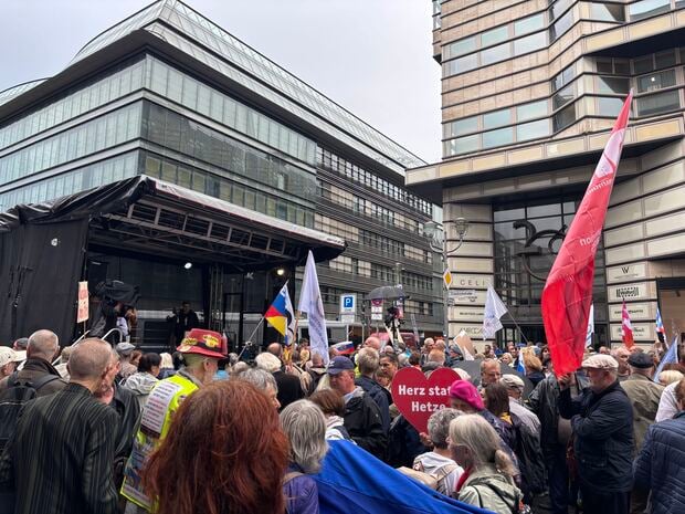 Ein Herz für Russland: Vor der Bühne versammelten sich ein buntes Häufchen Protestierender.