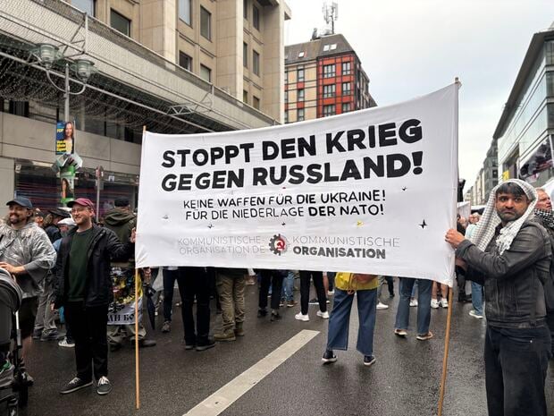 Die „Kommunistische Organisation“ erklärt Russland kurzerhand zum Opfer des Angriffskrieges.