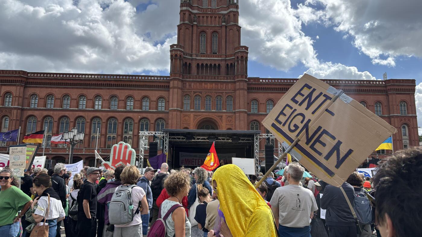 „Her mit den Wohnungen“: Mietenprotest vor dem Roten Rathaus in Berlin – deutlich weniger als 20.000 Menschen