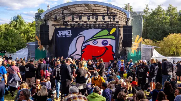Jamel rockt den Förster | Jens Büttner/dpa Jamel rockt den Förster