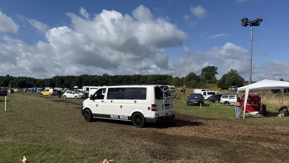 Parkplatz beim Festival in Jamel | Katrin Glüsenkamp/NDR.de Parkplatz beim Festival in Jamel