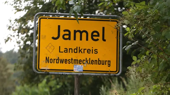 Das Ortseingangsschild von Jamel in Nordwestmecklenburg. (Archiv) | IMAGO/BildFunkMV Das Ortseingangsschild von Jamel in Nordwestmecklenburg. (Archiv)