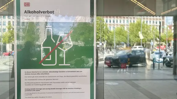 Plakate weisen auf das Verbot hin. Die Sicherheitskräfte der Bahn kontrollieren nach Augenmaß. | NDR, Wolfgang Bädecker Ein Verbotsschild am Kieler Hauptbahnhof weißt auf das Verbot von Alkohol hin