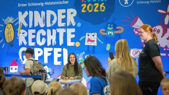 Bundesweit einmalig: Kinder diskutieren über ihre Forderungen beim Kinderrechtegipfel in Kiel | Frank Peter Eine Junge Frau auf dem Kinderrechte Gipfel.