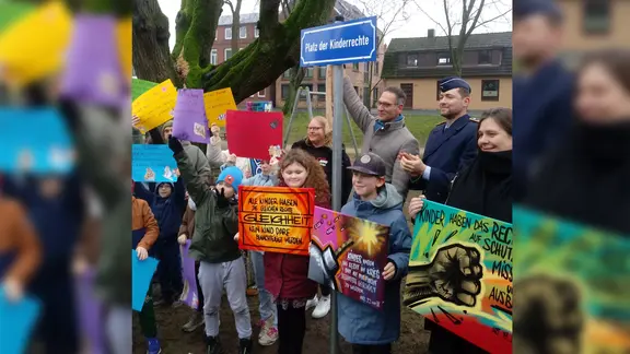 Eine Gruppe von Menschen demonstrieren für Kinderrechte. | NDR Eine Gruppe von Menschen demonstrieren für Kinderrechte.