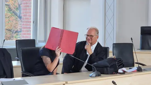 Die Angeklagte im Fall Fabian im Landgericht Rostock | NDR, Andreas Frost Die Angeklagte im Fall Fabian im Landgericht Rostock