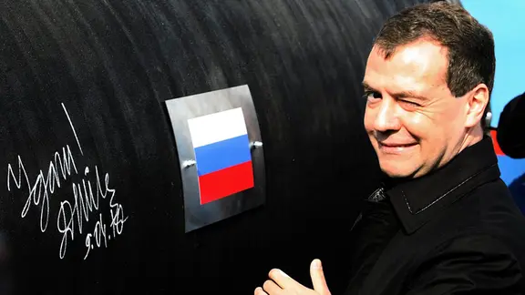Der ehemalige russische Präsident Dimitri Medwedew unterschreibt auf der Ostsee-Pipeline "Nord Stream".