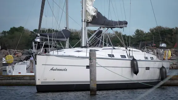 Die "Andromeda" liegt im Jachthafen Hohe Düne bei Rostock.