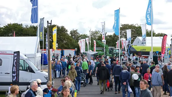 Besucher gehen über das Gelände der Agrarmesse „Norla“. | picture alliance/dpa, Frank Molter Besucher gehen über das Gelände der Agrarmesse „Norla“.
