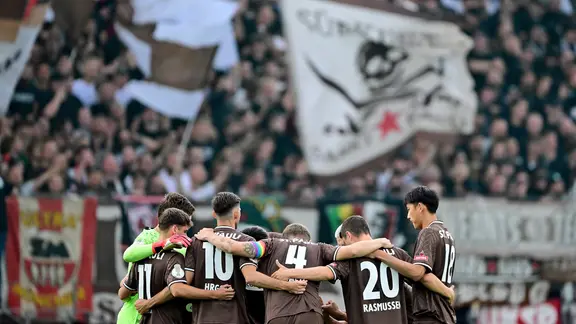 St. Paulis Mannschaft und Fans beim Pokalspiel gegen Rot-Weiss Essen | Witters St. Paulis Mannschaft und Fans beim Pokalspiel gegen Rot-Weiss Essen