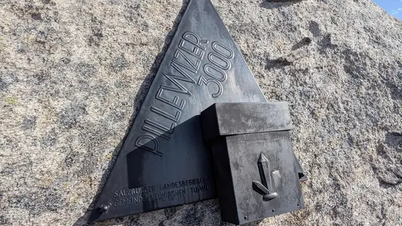 Wurde demontiert: Diese Gedenktafel hängt nicht mehr am nun namenlosen Berg. | Alpenverein Salzburg Graue Tafel an einem Berggipfel