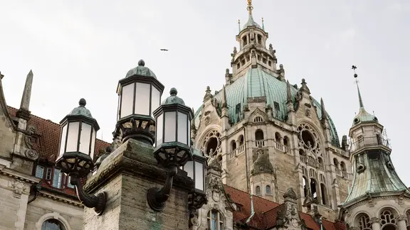 In fünf Kategorien wurden die Städte bewertet: Verwaltung, IT und Kommunikation, Energie und Umwelt, Mobilität sowie Gesellschaft und Bildung. (Themenbild) | NDR, Julius Matuschik Das Rathaus in der Landeshauptstadt Hannover.