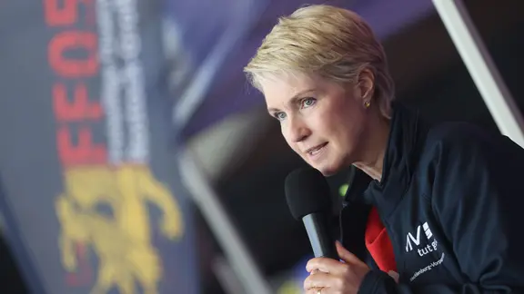 MV-Ministerpräsidentin Manuela Schwesig (SPD) spricht beim Tag der offenen Tür der Feuerwehr in Rostock. | dpa, Danny Gohlke MV-Ministerpräsidentin Manuela Schwesig (SPD) spricht beim Tag der offenen Tür der Feuerwehr in Rostock.