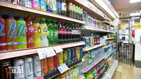 Softdrinks in einem Supermarkt | Screenshot Softdrinks in einem Supermarkt