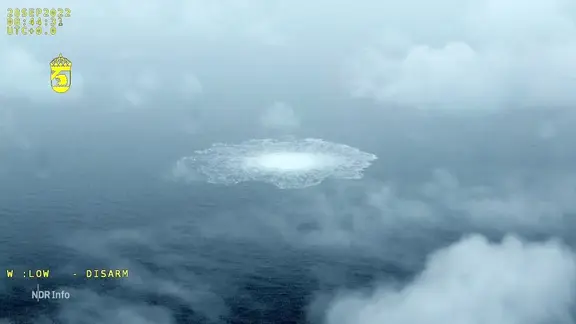 Eine Luftaufnahme zeigt den Gasaustritt der Gasleitung nach dem Sabotageakt. 