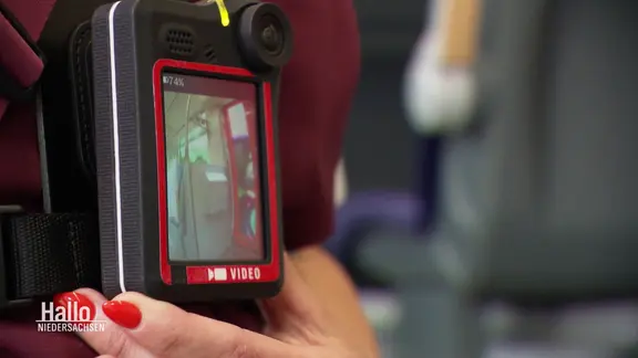 Eine Bodycam an einer Zugbegleiterin. | Screenshot Eine Bodycam an einer Zugbegleiterin.