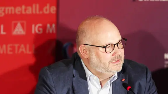 Der Bezirksleiter der IG Metall Küste Daniel Friedrich. | Screenshot Der Bezirksleiter der IG Metall Küste Daniel Friedrich.