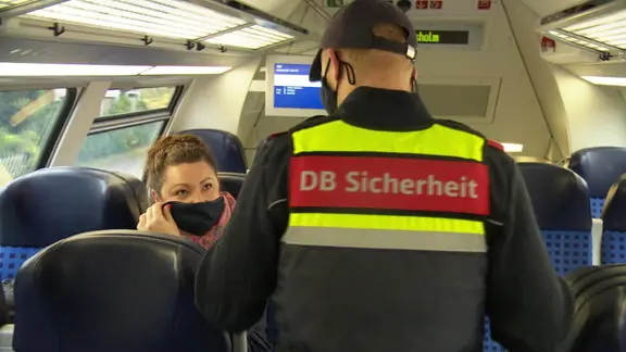 Die DB Sicherheit kontrolliert die Maskenpflicht in der Bahn.
