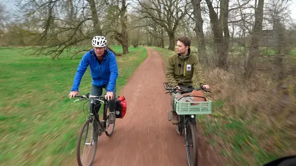 Naturpark Ranger Florian Kaduk vom WWF (rechts) erklärt Reporter Thilo Tautz die Auenwälder in der Nähe von Dessau.