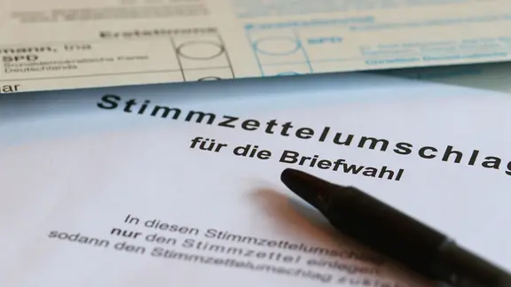 Ein Wahlschein liegt zum Ausfüllen auf dem Tisch bereit. Viele Bürger greifen zur Briefwahl. | picture alliance / pressefoto_korb, Micha Korb Ein Wahlschein liegt zum Ausfüllen auf dem Tisch bereit. Viele Bürger greifen zur Briefwahl.