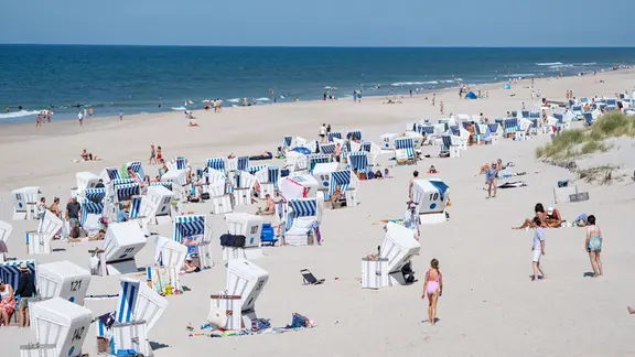 Strandszene in Kampen auf der Nordseeinsel Sylt. | picture alliance / Chris Emil Janßen | Chris Emil Janssen Strandszene in Kampen auf der Nordseeinsel Sylt.