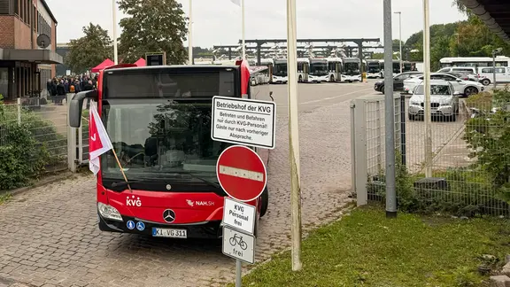 Ein KVG-Linienbus steht in der Einfahrt des Betriebshofes. | Daniel Friedrichs Ein KVG-Linienbus steht in der Einfahrt des Betriebshofes.