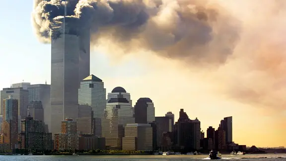 Blick auf das brennende World Trade Center in New York nach dem Anschlag am 11.9.2001.