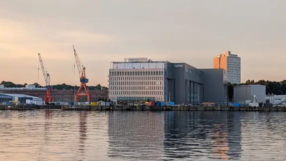 Die Kieler Werft TKMS direkt an der Kieler Förde. | NDR, Thomas Viet Dang Die Kieler Werft TKMS direkt an der Kieler Förde.