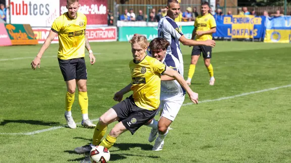 Florian Weiß (VfB Auerbach) behauptet den Ball gegen Simon Schierack. | IMAGO / Johannes Schmidt Florian Weiß (VfB Auerbach) behauptet den Ball gegen Simon Schierack.