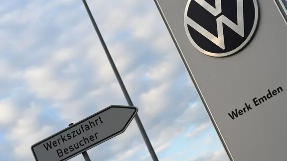 Blick auf die Beschilderung zum VW-Werk in Emden. | picture alliance, Lars Penning Blick auf die Beschilderung zum VW-Werk in Emden.