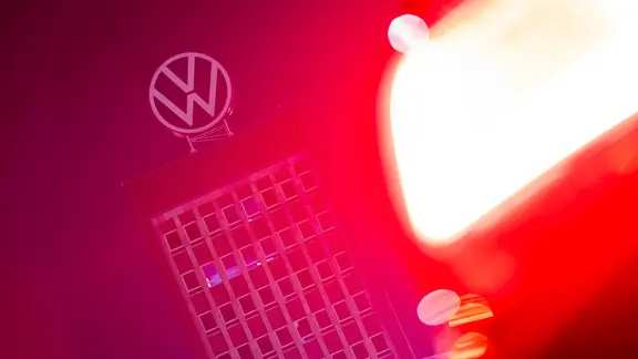 Das Markenhochhaus im Stammwerk von VW in der Dunkelheit (Themenbild) | dpa, Moritz Frankenberg Das Markenhochhaus im Stammwerk von VW in der Dunkelheit (Themenbild)