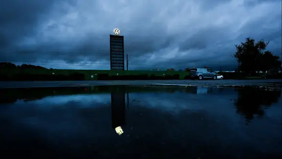 Dunkle Wolken ziehen über das Markenhochhaus von Volkswagen auf dem Gelände vom VW Stammwerk. | Julian Stratenschulte/dpa Dunkle Wolken ziehen über das Markenhochhaus von Volkswagen auf dem Gelände vom VW Stammwerk.