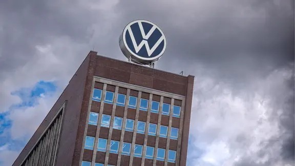 Markenhochhaus des Volkswagenwerks Wolfsburg. | picture alliance / Daniel Kalker | Daniel Kalker Markenhochhaus des Volkswagenwerks Wolfsburg.