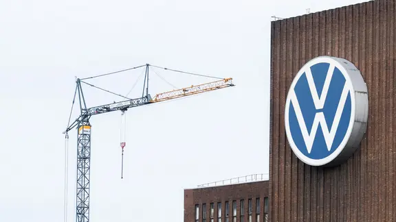Ein Baukran steht am Heizkraftwerk am VW-Stammwerk in Wolfsburg. | picture alliance/dpa | Julian Stratenschulte Ein Baukran steht am Heizkraftwerk am VW-Stammwerk in Wolfsburg.