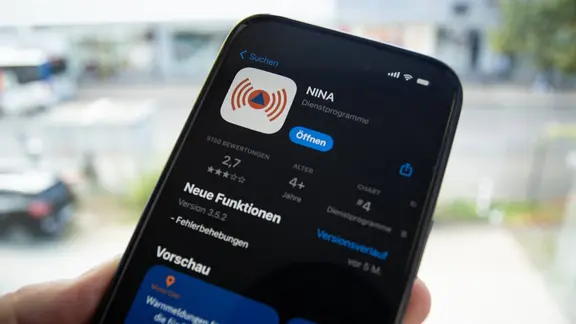 Der App-Store auf einem Smartphone zeigt die Nina-App | IMAGO/Herrmann Agenturfotografie Der App-Store auf einem Smartphone zeigt die Nina-App