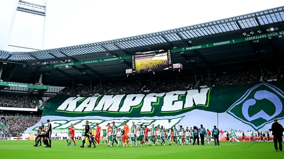 Die Fans im Weserstadion gaben vor dem Anpfiff die Richtung für ihr Team vor. | Witters/TimGroothuis Bremen-Fans mit einem Transparent mit der Aufschrift "Kämpfen - Siegen"