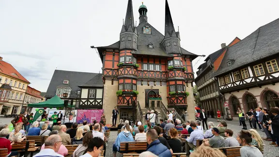 Menschen auf Marktplatz in Wernigerode | dpa Menschen auf Marktplatz in Wernigerode