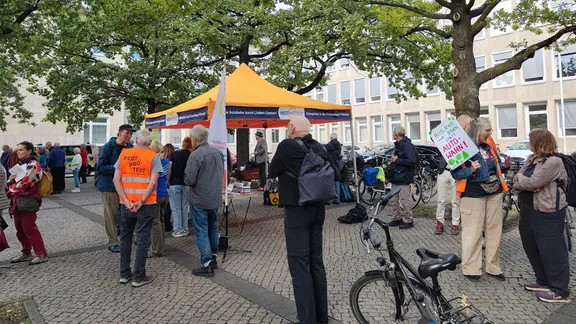 Stand der Bürgerinitiative "Westprotest" vor dem Landtag in Hannover | NDR / Svenja Estner Stand der Bürgerinitiative "Westprotest" vor dem Landtag in Hannover