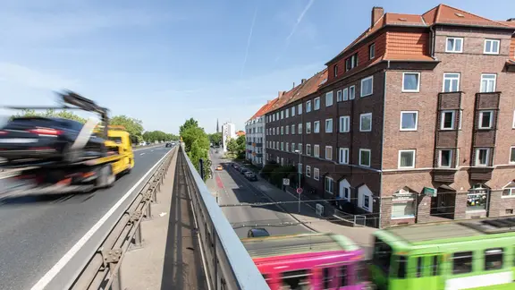 Blick auf die Bardowicker Straße in Hannover, auf der Autos fahren. | Niedersächsischen Landesbehörde für Straßenbau und Verkehr Blick auf die Bardowicker Straße in Hannover, auf der Autos fahren.