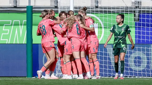 Werder Bremen hätte sich in Wolfsburg zumindest einen Punkt verdient gehabt. | Imago Images Bremens Spielerinnen bejubeln einen Treffer