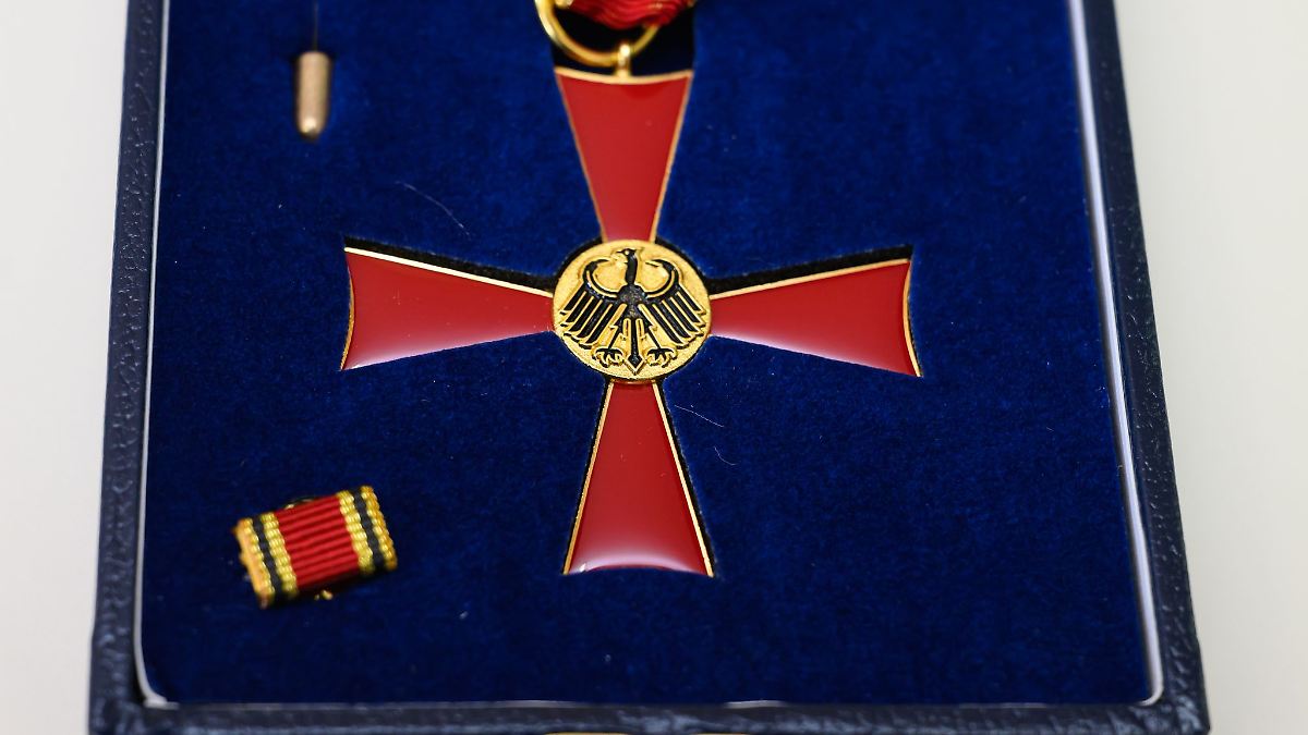 Hamburg & Schleswig-Holstein: Verdienstkreuz für Hamburger Historiker Gottfried Lorenz