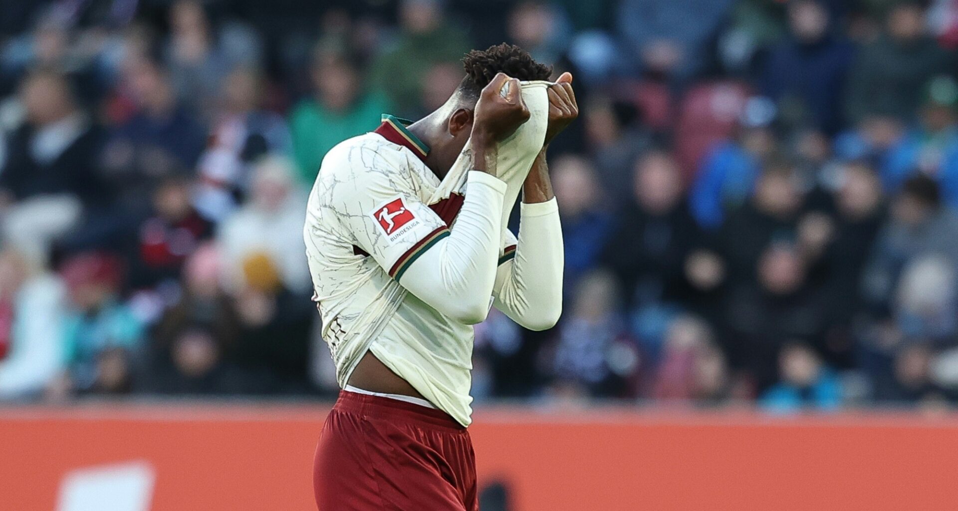 Bah sah in der zweiten Halbzeit die Rote Karte (Foto: picture-alliance/kolbert-press/picture-alliance/kolbert-press/SID/Christian Kolbert)